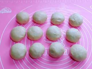 9、中式甜点~蜜豆桃花酥,依次做完,盖上保鲜膜。