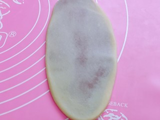 10、中式甜点~蜜豆桃花酥,取一块面团,收口面朝下,用擀面杖擀成牛舌状,如图。