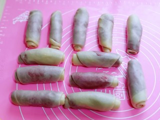 12、中式甜点~蜜豆桃花酥,依次做好所有的面团,盖上保鲜膜松弛15分钟。