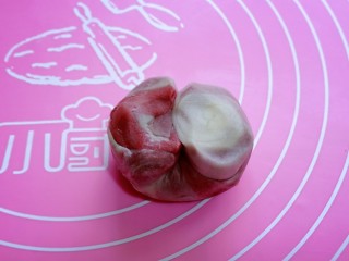 14、中式甜点~蜜豆桃花酥,把松弛好的面卷,取一个从中间对折一下,用手把面团摁扁。
