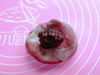 15、中式甜点~蜜豆桃花酥,然后擀成圆形,包入蜜豆馅。(蜜豆我买的,自己做的也可以)