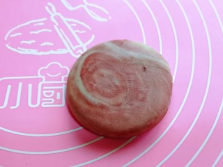 16、中式甜点~蜜豆桃花酥,收口包好,把收口朝下。