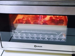 21、中式甜点~蜜豆桃花酥,上下管160度烤30分钟,注意观察颜色,必要时加盖一张锡纸。(我大约烤了10分钟样子加盖的锡纸)