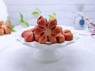 23、中式甜点~蜜豆桃花酥,香酥可口,好看又好吃。