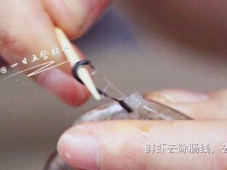 1、宝宝版鲜嫩虾丸,鲜虾挑去肠线，去壳。