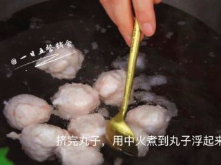 6、宝宝版鲜嫩虾丸,挤完丸子，用中火煮到丸子浮起来。