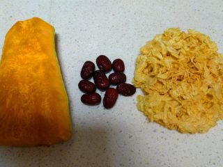 1、 银耳南瓜汤,把所需要材料准备好。