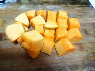 5、 银耳南瓜汤,把南瓜改刀成小块状