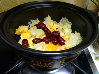 8、 银耳南瓜汤,把红枣放在银耳的面上。