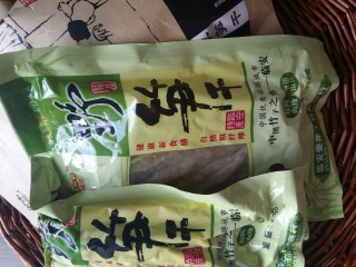 1、家常菜～笋干炒腊肠,笋干或野笋干，一包是250克，每次炒菜用1/3包足矣。