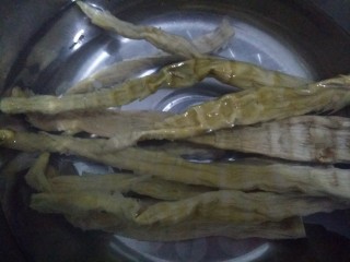 2、家常菜～笋干炒腊肠,拆开，一根一根洗干净，提前一晚上用温水泡上。