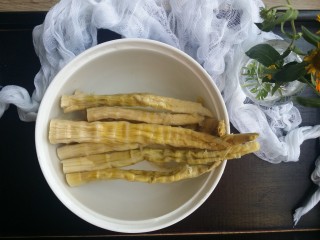 3、家常菜～笋干炒腊肠,泡一晚上，早上起来再换换水。