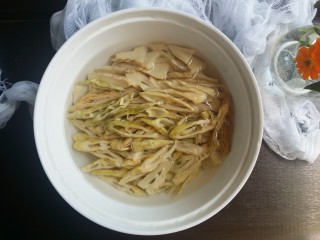 4、家常菜～笋干炒腊肠,再次洗干净，切斜刀片。