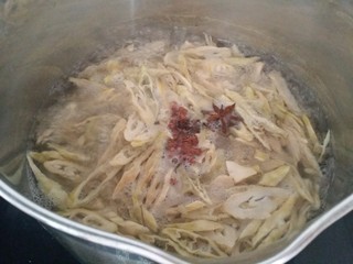 5、家常菜～笋干炒腊肠,锅中烧开水，放八角，红椒和笋干片下去，煮10-15分钟，焖一会捞出沥干水备用。