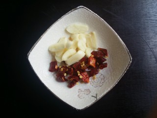 6、家常菜～笋干炒腊肠,干辣椒切段，蒜切片。