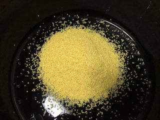 1、小黄米营养粥,将小黄米挖土锅中