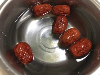 5、小黄米营养粥,清洗后在水里浸泡5分钟