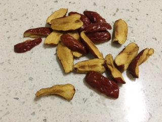 6、小黄米营养粥,将红枣去核