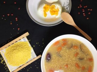 10、小黄米营养粥,美味的小黄米粥就成功煮好了