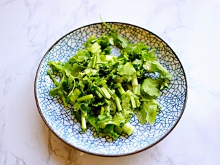 4、凉拌黄瓜,香菜切小段