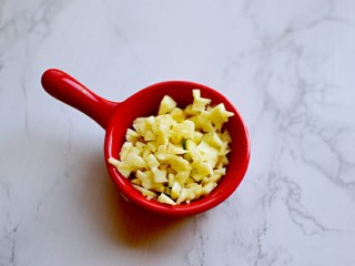 6、凉拌黄瓜,蒜切末