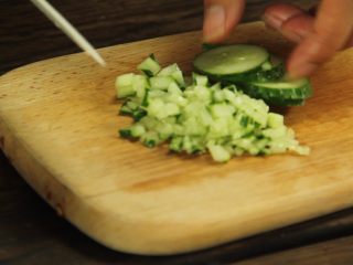 2、减脂增肌餐:杂蔬鸡胸肉饼,黄瓜切成碎粒