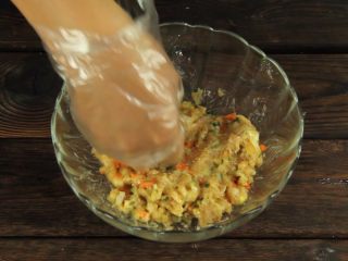 7、减脂增肌餐:杂蔬鸡胸肉饼,搅拌均匀