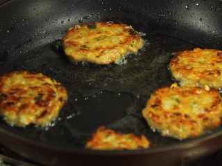 12、减脂增肌餐:杂蔬鸡胸肉饼,翻面后再小火煎制3分钟直至金黄煎熟即可