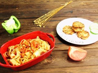 15、减脂增肌餐:杂蔬鸡胸肉饼,搭配上穿肠意面,就是非常丰富的一餐哦!