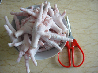 1、糟鸡爪,鸡爪洗净后用剪刀剪去鸡指甲尖