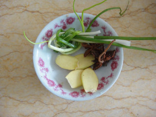 2、糟鸡爪,准备葱，生姜片和八角