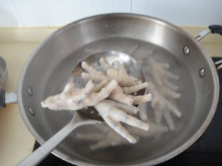 3、糟鸡爪,锅内水开后下入鸡爪焯水后捞起洗净