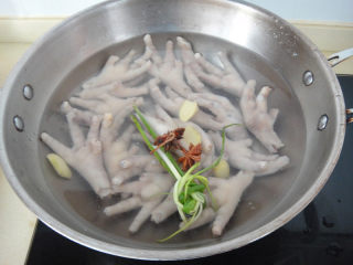 4、糟鸡爪,再把鸡爪冷水下锅，倒入调料盖上大火煮