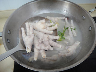 5、糟鸡爪,把鸡爪煮熟后捞起