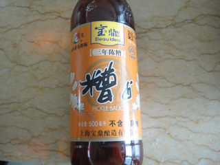 6、糟鸡爪,浸入冷开水里5分钟后捞起沥干水分准备糟卤