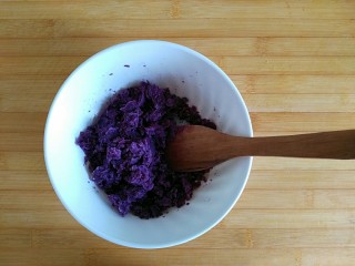 11、午后甜蜜茶点之芝士紫薯坚果吐司卷（烤箱版）,蒸好的紫薯放大碗中压成泥（如果是烤的紫薯太干的话可以加适当清水，尽量上蒸锅蒸）——同时可以预热烤箱，190度5分钟左右（烤箱里的加热管从红色变为无色）