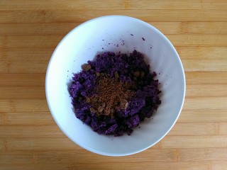 12、午后甜蜜茶点之芝士紫薯坚果吐司卷（烤箱版）,倒入红糖10克