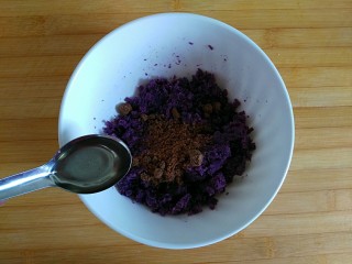 13、午后甜蜜茶点之芝士紫薯坚果吐司卷（烤箱版）,加5克玉米油混合均匀