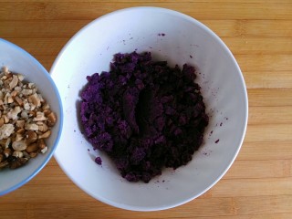 14、午后甜蜜茶点之芝士紫薯坚果吐司卷（烤箱版）,倒入花生碎，核桃碎混合均匀