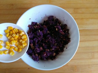 17、午后甜蜜茶点之芝士紫薯坚果吐司卷（烤箱版）,最后倒入熟玉米粒充分混合均匀