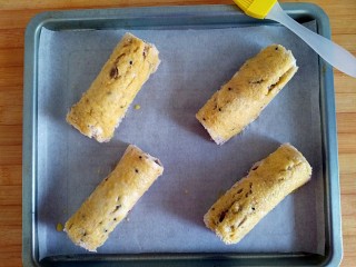 21、午后甜蜜茶点之芝士紫薯坚果吐司卷（烤箱版）,每个吐司卷均匀刷满蛋黄液