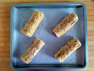 22、午后甜蜜茶点之芝士紫薯坚果吐司卷（烤箱版）,撒适量白芝麻