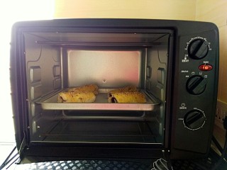 23、午后甜蜜茶点之芝士紫薯坚果吐司卷（烤箱版）,入预热好的烤箱中层180°，12-16分钟