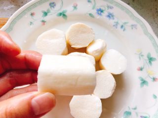 2、蚝油蒜蓉山药,切成长8厘米的山药段。