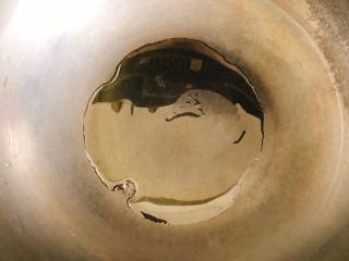 6、蚝油蒜蓉山药,锅里开大火，倒入适量食用油。