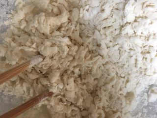 2、疙瘩汤,面粉加盐水搅拌成小疙瘩备用