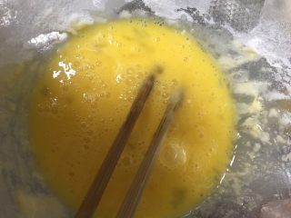 3、疙瘩汤,鸡蛋加点点盐打匀备用