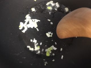 5、疙瘩汤,葱花爆香