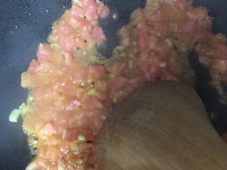 6、疙瘩汤,放入西红柿碎 炒熟红色,加适量酱油