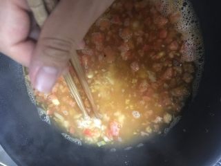 8、疙瘩汤,水开后,把小疙瘩倒入,边到边搅拌~